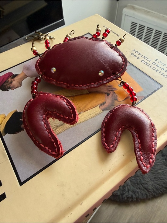 Accessories - “Garnet” Hand-sewn leather crab Large